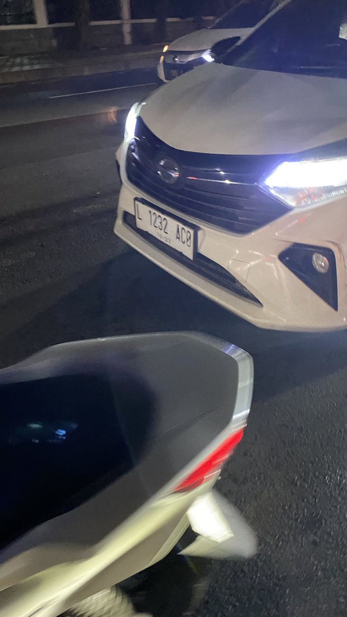 kecapbango15's tweet photo. @e100ss 
Telat terjadi penabrakan dengan sengaja di jalan pahlawan, 
Mobil menabrak pesepeda dari belakang hingga mengakibatkan pesepeda tepental dan luka ringan

Plat kendaraan ( L 1232 ACO )
Waktu kejadian pukul (21.17) https://t.co/Xb5sXSHelI