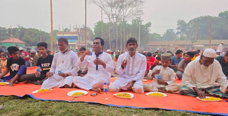 মঞ্চ ছেড়ে জনতার কাতারে ইফতার করলেন ফরহাদ ইকবাল