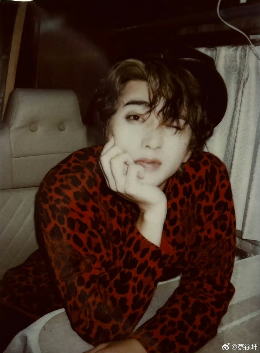 KTong2018's tweet photo. ¡Una vez que escuches su voz, no hay vuelta atrás! 🎤💫 Agrega a Cai Xukun a tu playlist ahora. 

#KUN #CaiXukun 
@kun_officialx https://t.co/W6UGiWduRg