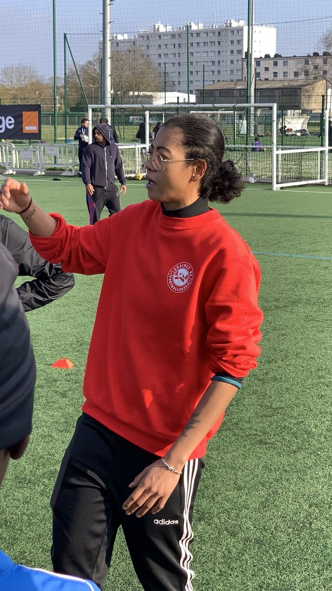 Journée de sensibilisation aux bonnes pratiques du numérique pour 100 jeunes du club <a href="/VilleRisOrangis/">Ville de Ris-Orangis</a> #USROFootball dispensée par <a href="/TeamOrangeFoot/">Team Orange Football</a> au travers de différents ateliers avec <a href="/Graines_de_foot/">Graines de footballeuses</a> <a href="/hopscotchsport/">Hopscotch Sport</a> <a href="/Orange_France/">Orange France</a> <a href="/OrangeIDF/">Orange Île-de-France</a> <a href="/Aurelie_Hurtado/">Aurélie Hurtado 💐</a> <a href="/stefraffalli/">Stéphane Raffalli</a>