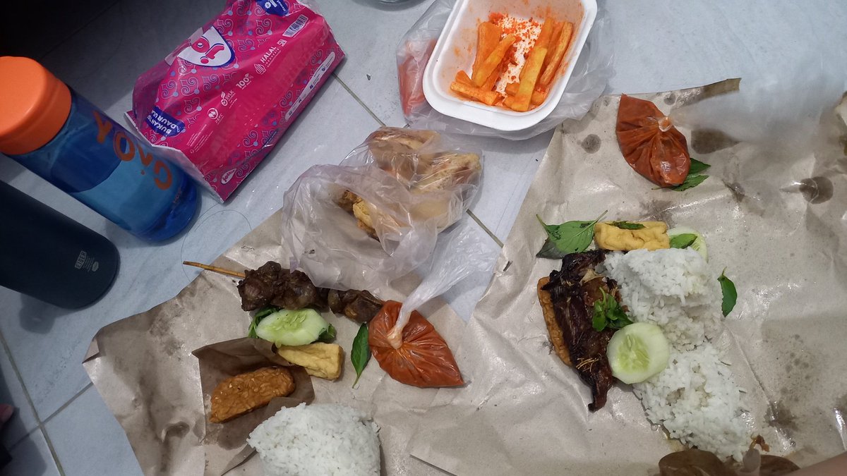 chikenugatt's tweet photo. makan-makan-makann https://t.co/mtazbcMs0q
