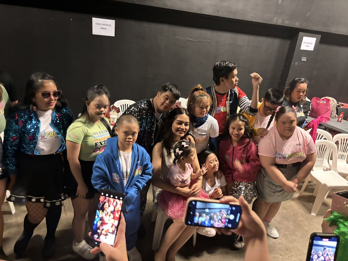 ofcsurvivoree's tweet photo. A very special interaction between V and the Kidzgroove kiddos after their performance🤍

#Vivoree | @vivoree https://t.co/Of58XkZABP