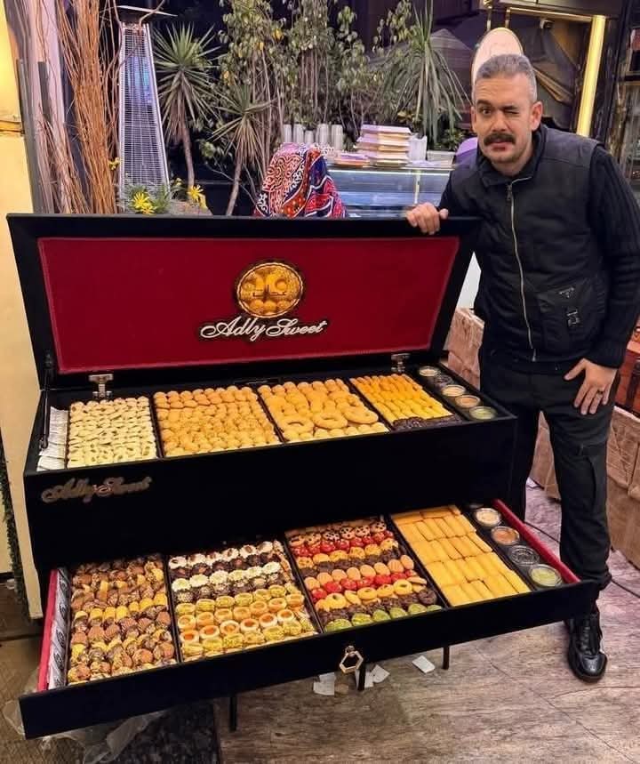 لو مجبلكيش علبة الكحك ام ٣٧ الف جنيه دى يبقى مبيحبكيش ........
      نكدى عليه ..😌