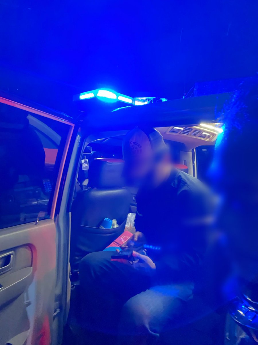 humaniesproject's tweet photo. 🚨 UPDATE AKSI KOTA BOGOR 🚨

Kawan-kawan aksi yang terluka di lokasi, sudah mendapatkan pertolongan pertama oleh tim Ambulance dengan dibantu oleh kawan-kawan medis yang bertugas. Terima kasih kawan-kawan semua atas kesigapannya! 

#TolakUUTNI #TolakRUUPolri #CabutUUTNI https://t.co/SZ91y9xTlB