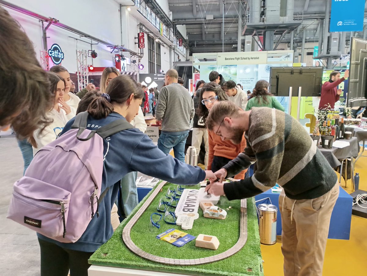 SUMANgroupICMAB's tweet photo. ๐งฒ๐Today #ICMABers were at @saloensenyament at #EspaiCiencia showcasting amazing magnetic properties of #superconductors! Thanks to @fundaciorecerca for the opportunity to explain our research to young and enthusiastic students! #spreadingscience @icmabCSIC @CSICCat @CSICdivulga https://t.co/RTxmJ0FOdU