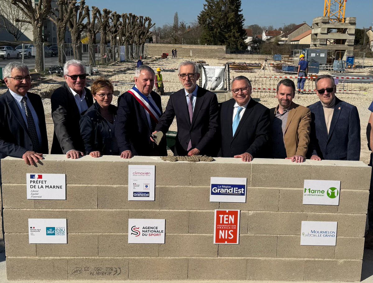 J'étais présent cet après-midi à Mourmelon-le-Grand pour la pose de la première pierre du complexe sportif, quelques mois après la signature officielle de la convention. Doté d'un gymnase, un mur d'escalade et bien d'autres équipements, cet important investissement était plus que