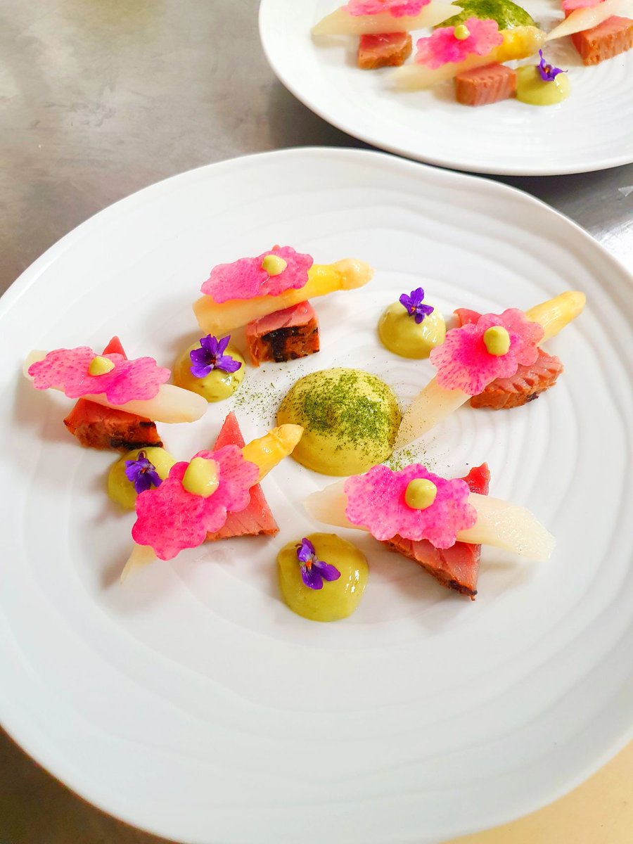 OssimMag's tweet photo. Bonjour à tous, et bon début de week-end

la présentation du jour:
Des asperges, de la poire 🍐, chou farci
Bonne dégustation
#Gastronomie #Magazine

𝘉𝘺 𝘖̂𝘴𝘴𝘪𝘮 𝘔𝘢𝘨 https://t.co/rK5tpQf7sD