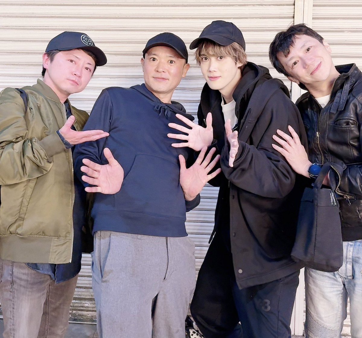 yoshitama37's tweet photo. 元イヌッコロメンバー、こいづかさんとてっちゃんが観に来てくれました！
こいさんとは時代劇やりたいし、てっちゃんともまた芝居したい。
理人くんとはもちろんまたガッツリやってみたい。
明日からまた2ステージ頑張ります！
#ホースとなスタ2025
是非こちら⬇️
https://t.co/wqanZORuwg https://t.co/6YXfG9jZ9X