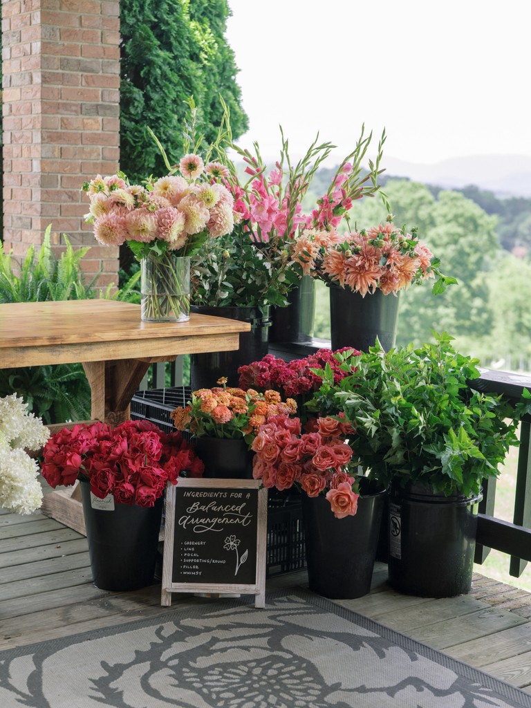 PodcastFlower's tweet photo. This week on The Flower Podcast, we’re talking with Niki Irving, owner of @flourishflowerfarm in Asheville, NC! Niki shares how she built a thriving flower business with sustainable practices, offering seasonal blooms for weddings, events, and more. https://t.co/SdkkRt6XGH