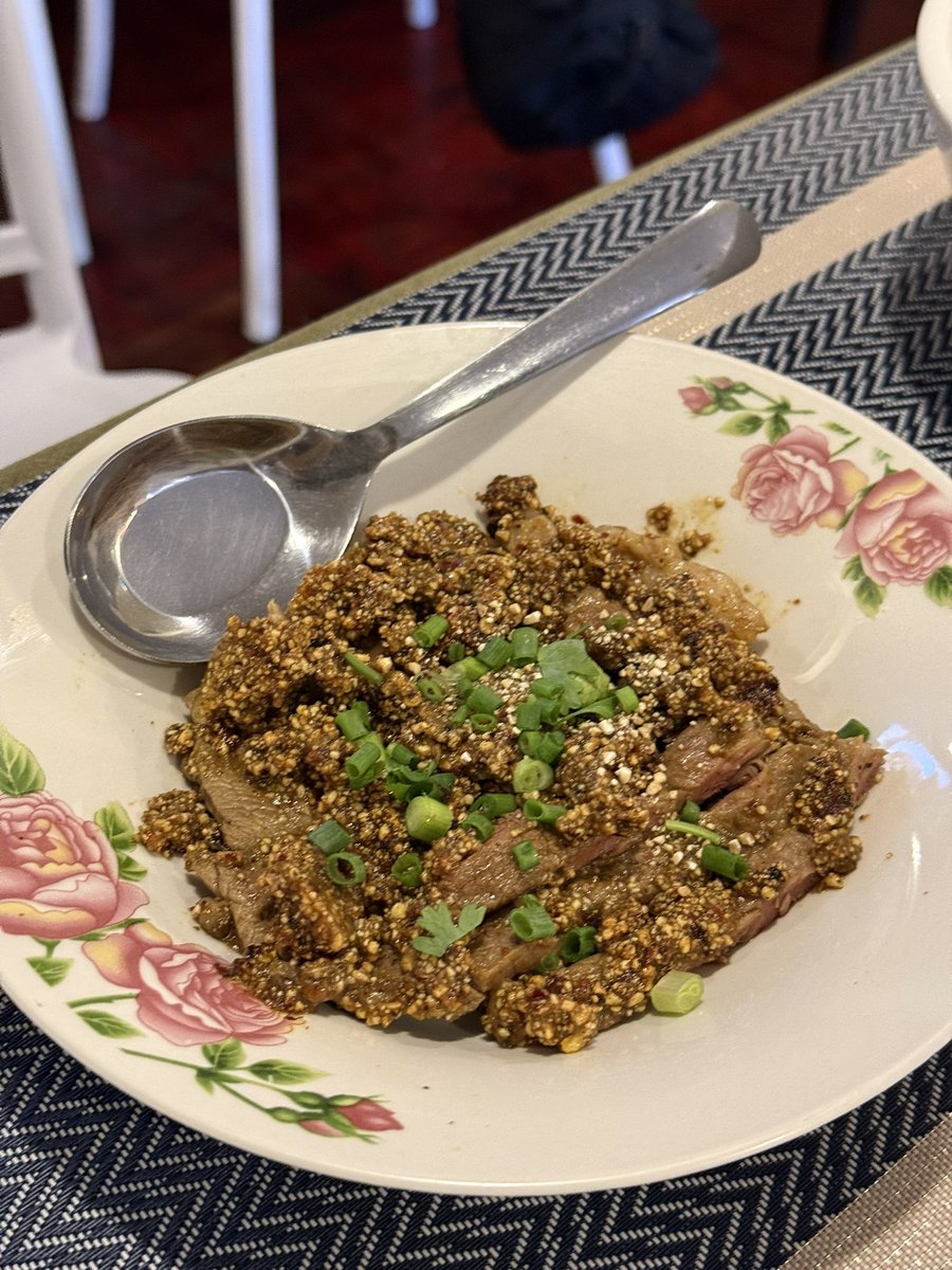CAFETELLER's tweet photo. วันนี้ไปแถวพระราม 9 รุ่นพี่บอกเคยกินร้านนี้ยัง อาหารไทยอร่อยมากแต่ต้องจองนะ มาทรงนี้ก็ต้องแวะชิม อาหารไทยมีจริตความโบราณซ่อนอยู่ อร่อยมาก ถึงคนจะเยอะแต่ทำอาหารเร็วแบบกระพริบตา จานแรกลงแล้ว https://t.co/MSum8Tc8zb