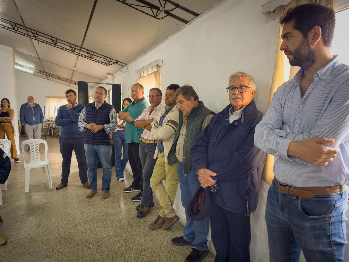 AndreaBrugman's tweet photo. @PajaroEnciso hoy de recorrida por la localidad de Cerro Chato, conversando con la gente,  puesta a punto. 
A seguir!!!
#PájaroIntendente 
@Pajaro_2025 https://t.co/sEgAqkn1T3