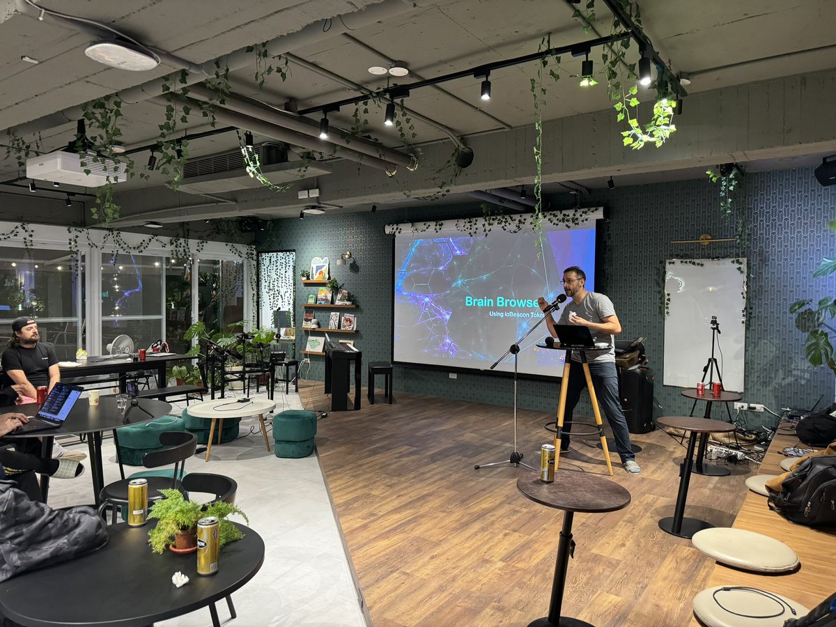 Ashley L tweet media