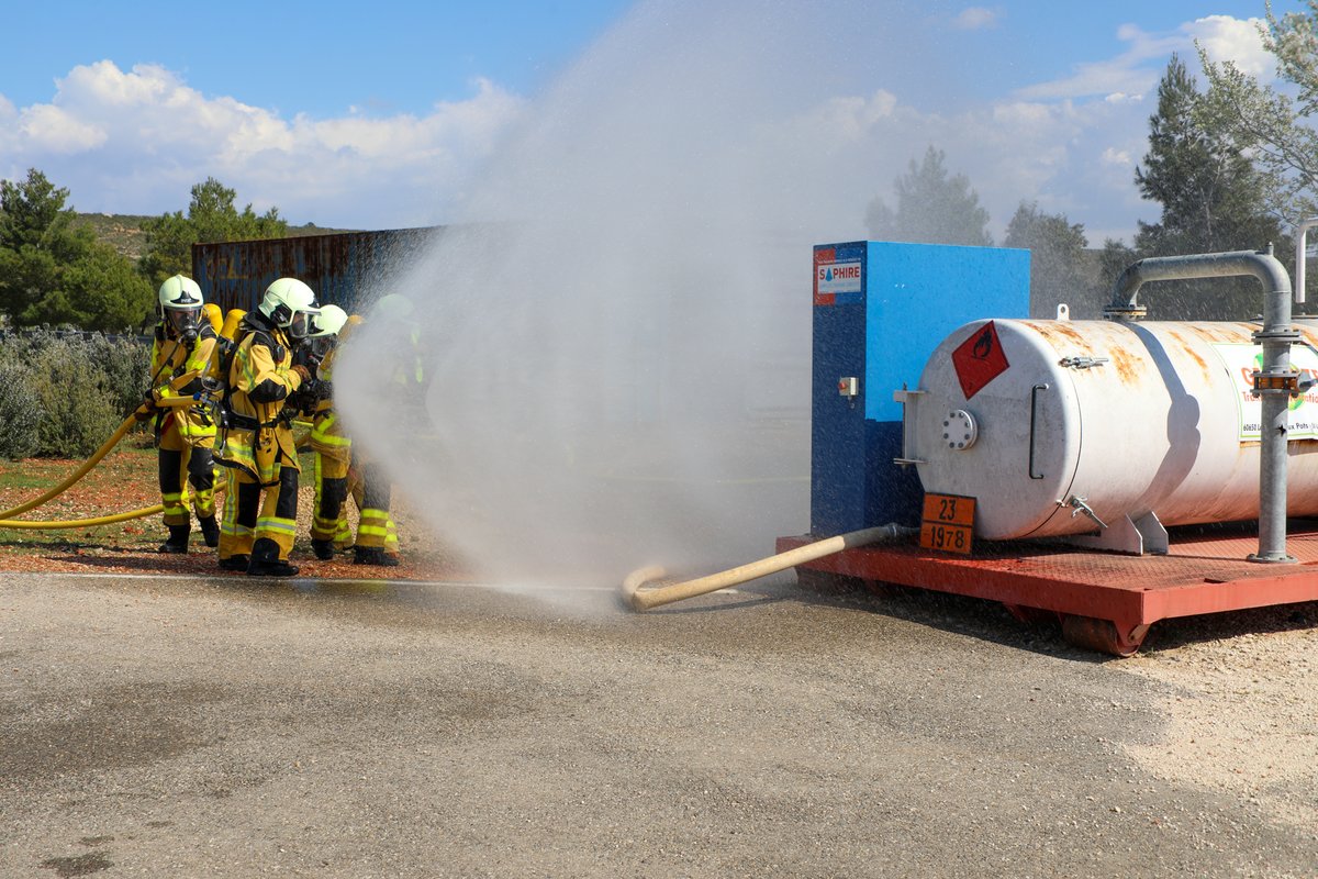 ENSOSP's tweet photo. [#jeudiphoto📸]

Sur notre site de Vitrolles :

👉 Nous accueillons des pompiers de Barcelone venus manœuvrer dans le cadre de leur formation chef de groupe.

Merci aux lycéens de #Tulles, #Rostrenen et #SaintQuentin pour leur participation précieuse. https://t.co/fCh34M7J6C