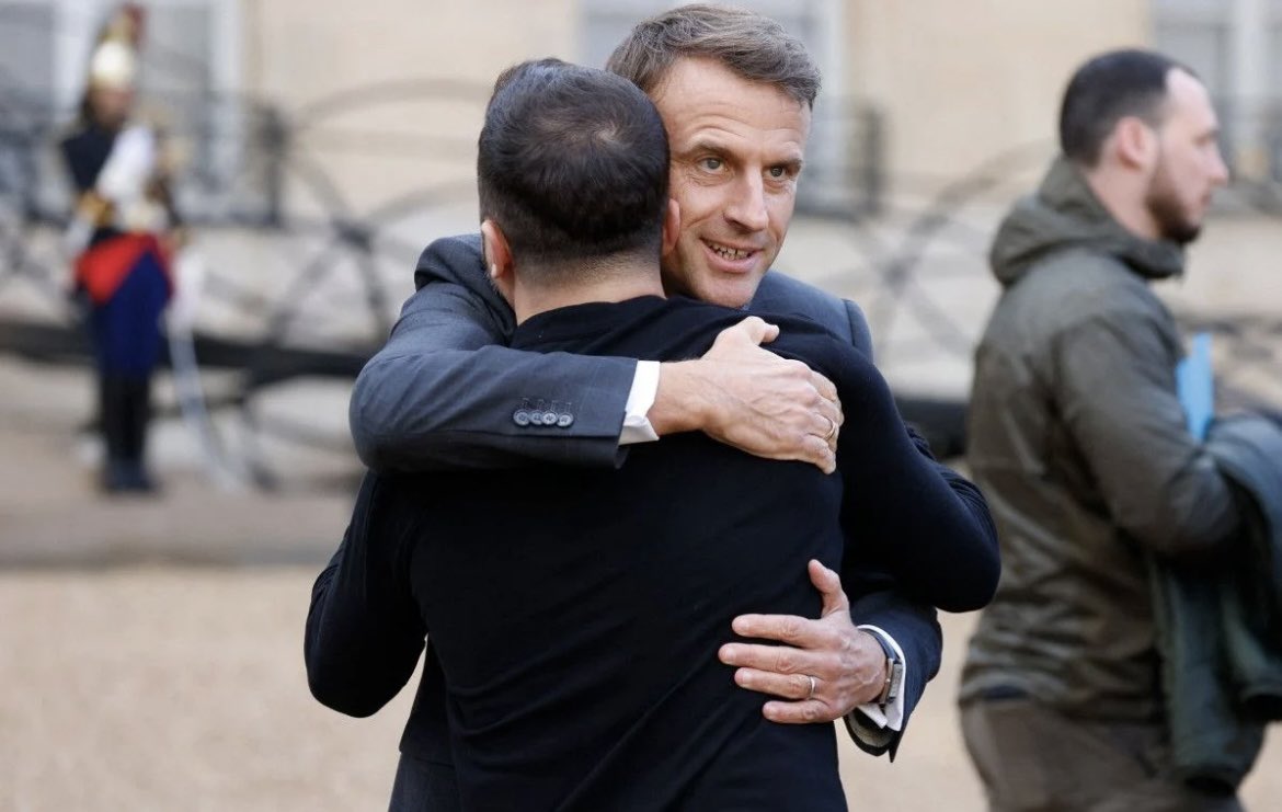 MarcFromager's tweet image. « Emmanuel Macron promet
2 milliards d'euros d'aide militaire à l'#Ukraine » - ah ouf, moi qui croyais qu’on était en faillite et qu’on n’avait plus d’argent pour nos agriculteurs et nos retraités.