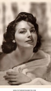 Ava Gardner: the epitome of old Hollywood glamour and fiery talent. From "The Killers" to "Mogambo," her legacy shines bright as one of the most captivating stars of the Golden Age. 🌟 #AvaGardner #OldHollywood #ClassicCinema #Hollywoodsinama