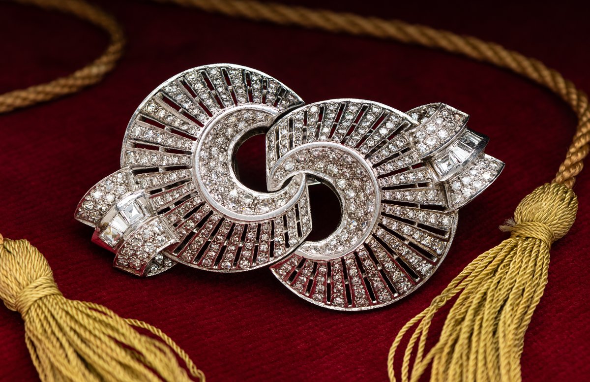 Auctionwint's tweet image. Show stopper !! 💎

Coming up in our Fradley auction on Monday 14th April is this stunning diamond brooch. The brooch transforms into two separate clips that can be worn together or independently 😍

#lichfield #auctionhouse #lichfieldauction #diamondbrooch #brooch