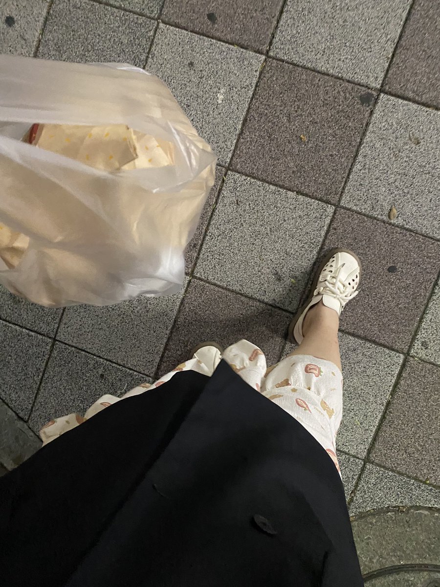 大晚上的睡衣全真空出来买东西，哈哈 应该看不出来吧！但是风好大 裙子都吹起来了…  ＃东京线下 ＃真空 ＃反差