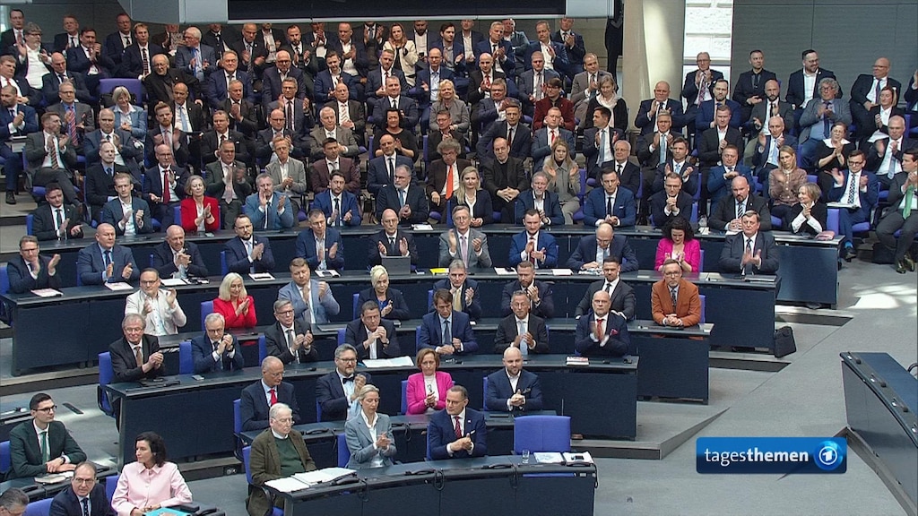 Worüber man sich im Bundestag aufregt:

🤬👆🏻 WIESO SINGST DU DIE NATIONALHYMNE NICHT MIT?

🤬👆🏻 WIESO HAST DU DAS PALI HALSTUCH AN?

Worüber man sich aufregen sollte:
