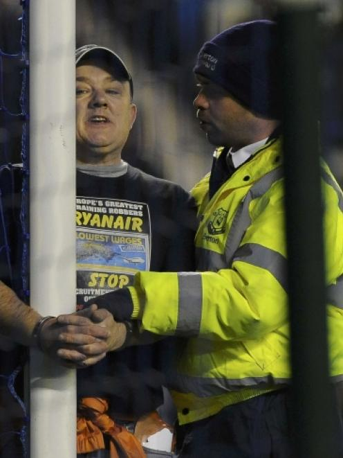 EllBretland's tweet photo. Whenever someone has attached themselves to a goalpost at Goodison Park in the Premier League era, Everton have gone on to win 1-0. https://t.co/NuTccqMVjv