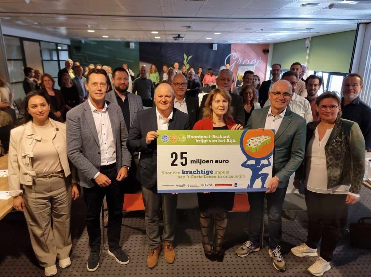 🎉We kunnen er niet over uit! Afgelopen week vierden we samen met onze bestuurders, raadsleden en AB-leden van de waterschappen de toekenning van 25 miljoen euro van het Rijk voor een nieuwe Regio Deal! #regiodealnob  #tGoeieLeven #elkeregiotelt #NoordoostBrabant #aandeslag