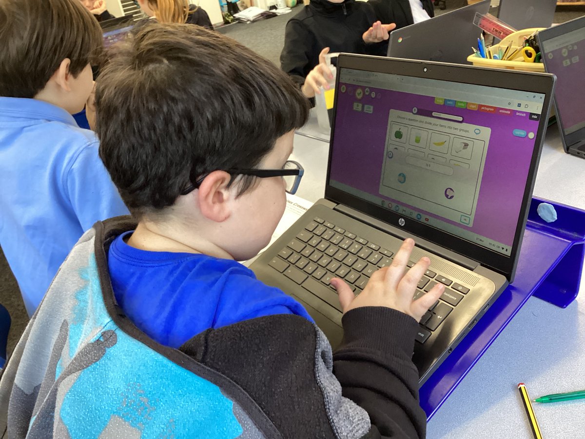 raeburnprimary's tweet image. Today year 4 have created their own branching database.  They focused on attributes and how to use them to sort groups of objects.
#RaeburnComputing  #RaeburnYear4