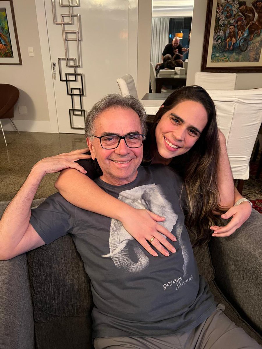 Minha querida e amada filha, Larissa, hoje completa ano. Vamos festejar essa data agradecendo a Deus todas as dádivas recebidas. Continue sendo essa menina corajosa, dedicada, inteligente, autêntica e amada por todos nós. Feliz aniversário.