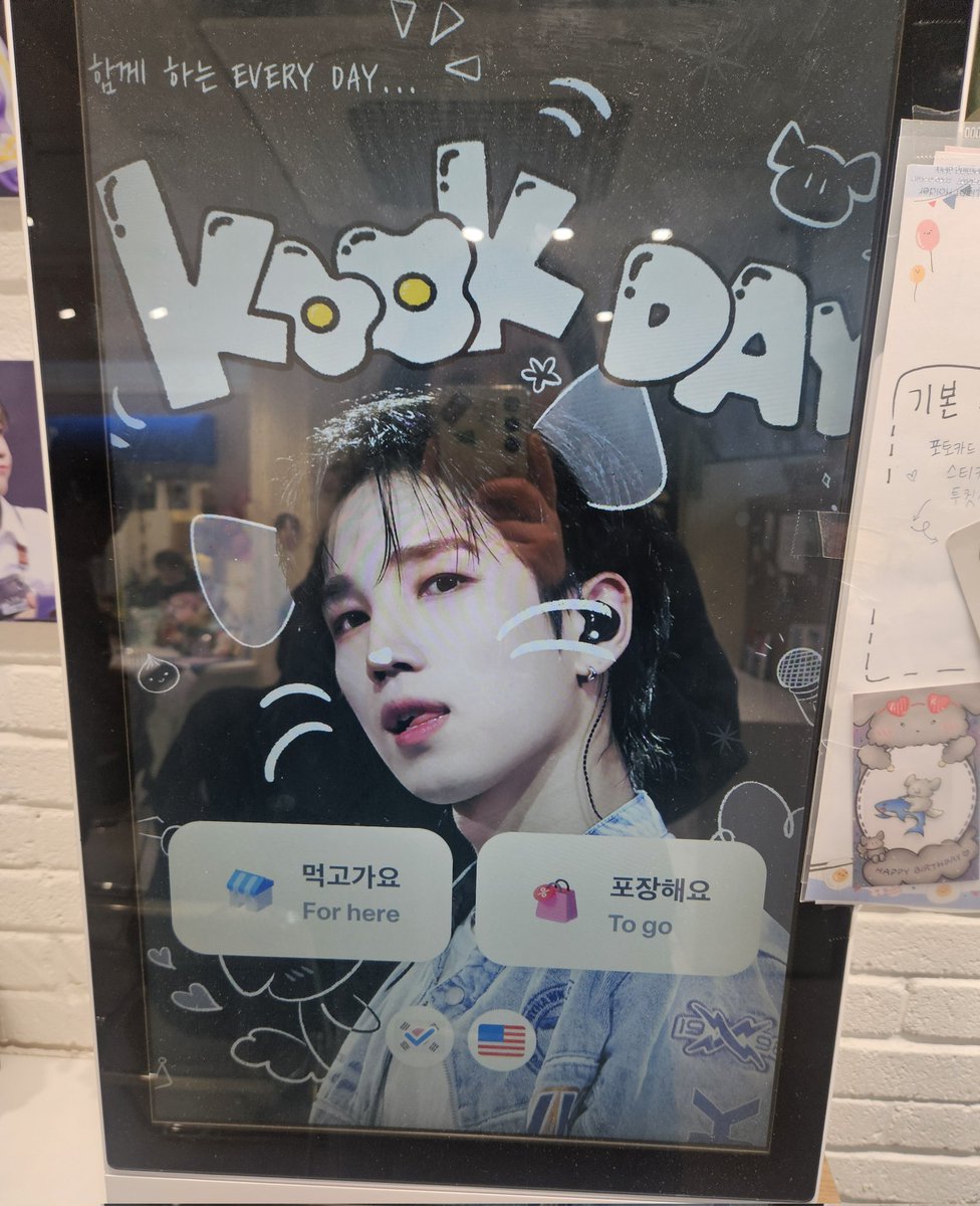 E_Olet_vvs's tweet photo. 아기자기 예뻤던 생카 💜
두근두근 럭드타임에 ㄸ🖐인 제가..
슬로건을 뽑았어요!! 넘 행복행🥹
그런데 말입니다..
액자 뽑으셨던 쌤이 제게 액자를 양도해주셨어요.. 꾹이는 꾹프에게 가야된다며🙊
너무 좋아서 넙죽 받아 버렸는데, 다시 한번 감사의 인사를 드립니다.@BAS_immida 
#너와_나의_꾹데이 https://t.co/bxOWvqQcXw