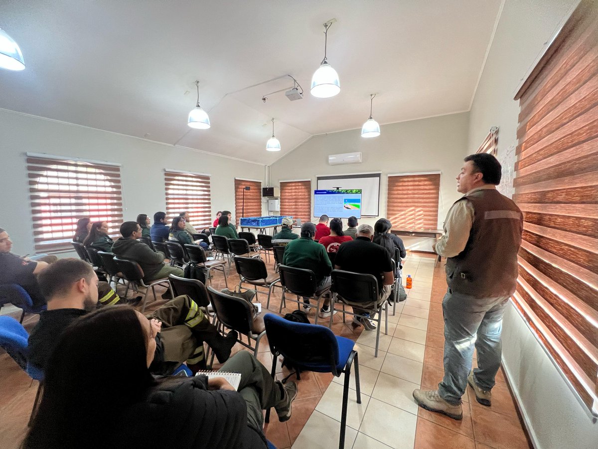 conaf_maule's tweet photo. 🔥Taller Nacional Regulación y Uso del Fuego, #QuemasControladas
Durante ayer y hoy en la ciudad de #Chillán el administrador regional de Uso del Fuego de la región del #Maule, Manuel Alcántar, expuso ante los administradores regionales del Uso del Fuego del país. https://t.co/nC45A2yua3