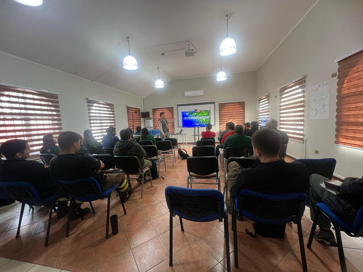 conaf_maule's tweet photo. 🔥Taller Nacional Regulación y Uso del Fuego, #QuemasControladas
Durante ayer y hoy en la ciudad de #Chillán el administrador regional de Uso del Fuego de la región del #Maule, Manuel Alcántar, expuso ante los administradores regionales del Uso del Fuego del país. https://t.co/nC45A2yua3