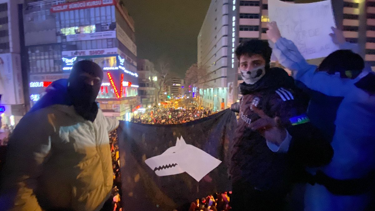 GÖRDÜĞÜNÜZ BU FOTOĞRAFLAR YÜZÜNDEN TEHDİT EDİLMEDİĞİM MECRA KALMADI İNADINIZA BURDAYIZ KÖPEK SÜRÜLERİ ! 🐺🥷🏽 #Saraçhanedeyiz #ODTÜDireniyor #ODTÜ #direniş #DireniseDevam #kızılay #ankara