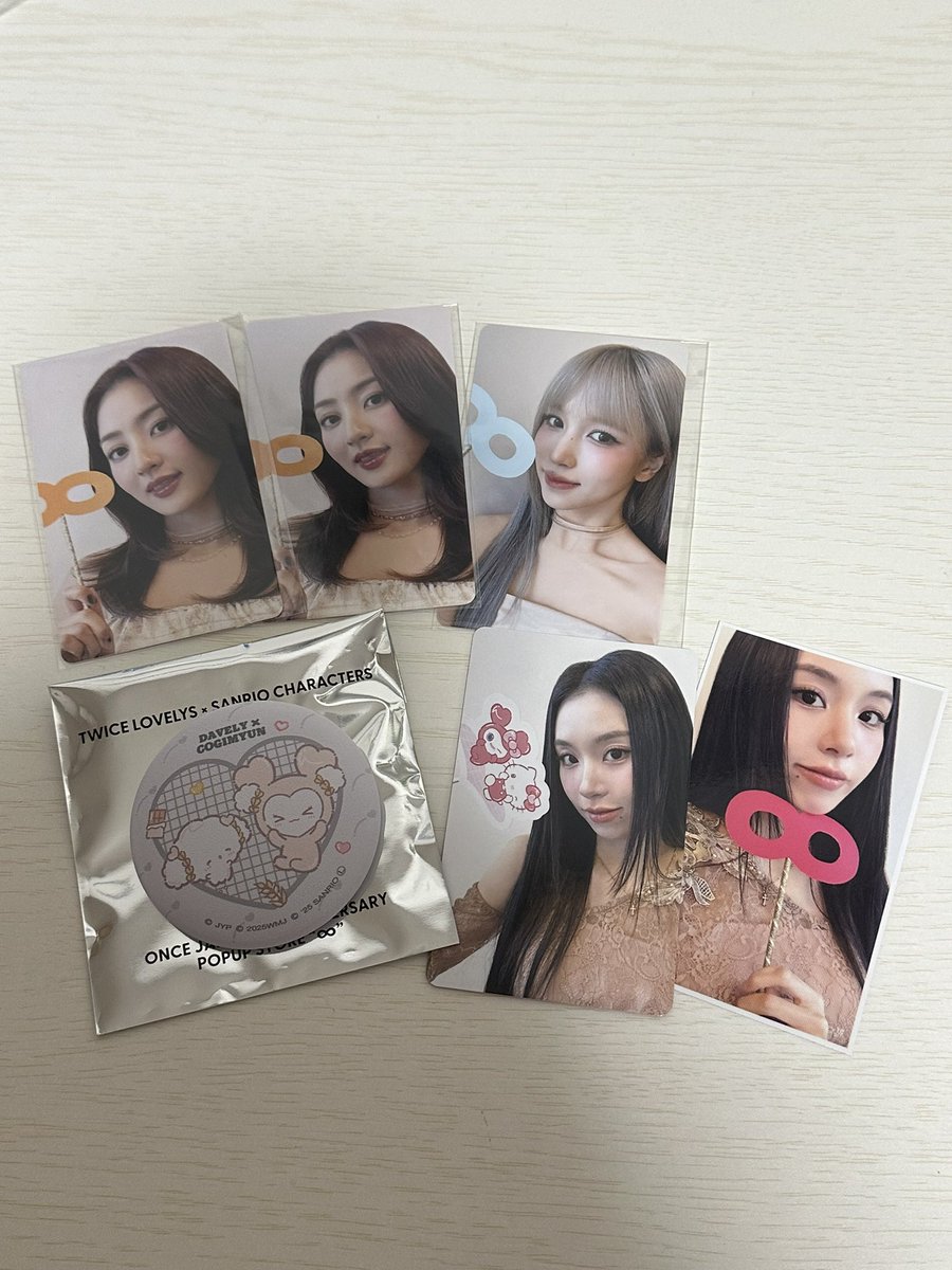 TWICE8周年ポップアップ
交換
【譲】①FCトレカ　　　チェヨン
　　②一万円トレカ　　チェヨン
　　③オフラインくじ　ジヒョ×2、ミナ
　　④缶バッジ　　　　ダブリー

【求】①モモ
　　②ツウィ（激求）
　　③モモ、ナヨン
　　④ツブリー

　郵送交換、4/4幕張で手渡し希望です！