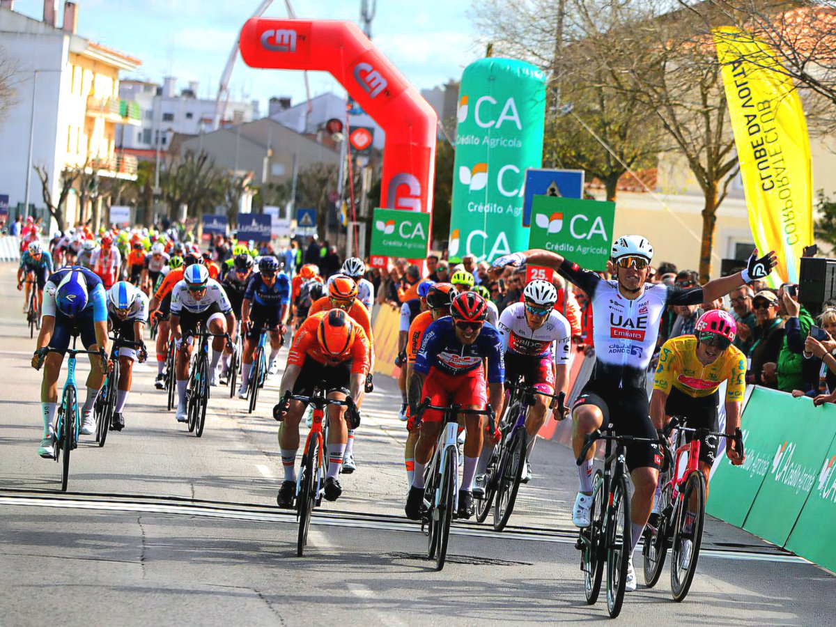 Davide Stella conquista Grândola! 🇮🇹 

Sai primeira etapa para a <a href="/TeamEmiratesUAE/">@UAE-TeamEmirates</a> no Alentejo 🔥 

📸 Podium Events / Matias Novo