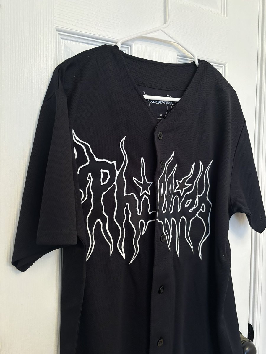 pale_atlantis's tweet image. to celebrate opening day, i’m giving away one custom handmade phillies metal jersey!! 🖤

TO ENTER:
- must be following me
- like &amp;amp; rt
- reply and tell me which player you would ask for!!!

giveaway closes april 11th!!