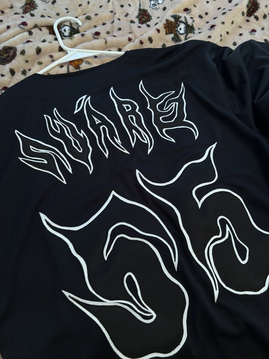 pale_atlantis's tweet image. to celebrate opening day, i’m giving away one custom handmade phillies metal jersey!! 🖤

TO ENTER:
- must be following me
- like &amp;amp; rt
- reply and tell me which player you would ask for!!!

giveaway closes april 11th!!