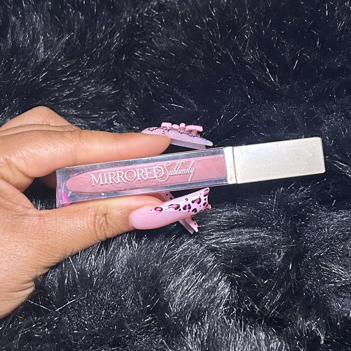 MSublimity's tweet image. Our top glosses are low in stock! 
Only one left each shade! 😌👏🏽 
Thank you everyone for your support. 

Subscribed to be notified on the restock! 

#mirroredsublimity #lipgloss #blackgirlluxury