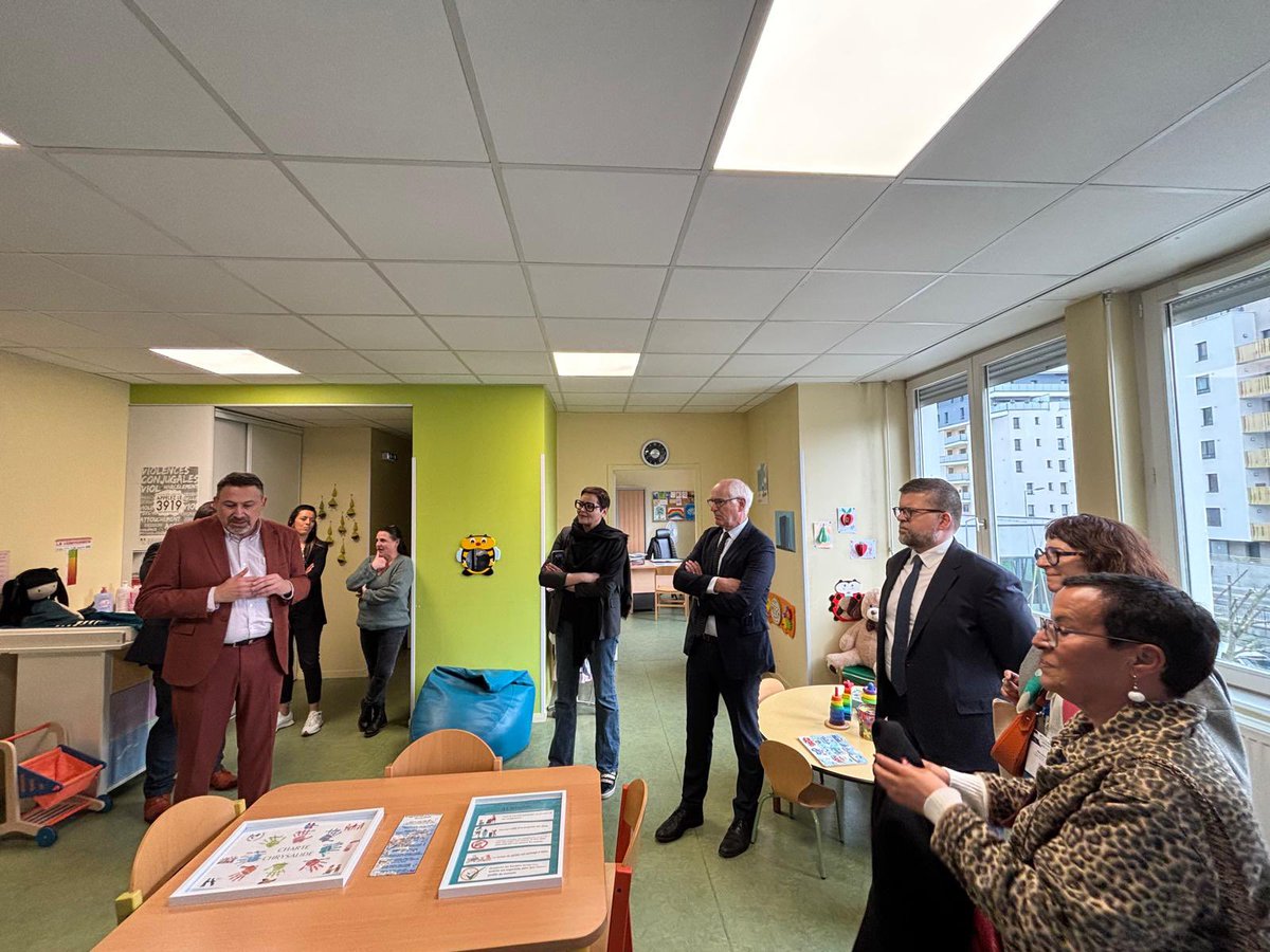 luccarvounas's tweet image. Pension de famille, centre d’hébergement, lieu de parentalité : en marge du congrès @unccas, je visitais aujourd’hui plusieurs structures associatives et municipales @VilledeChambery, une vraie ville #Solidaire. @trepentin @cfavettasieyes