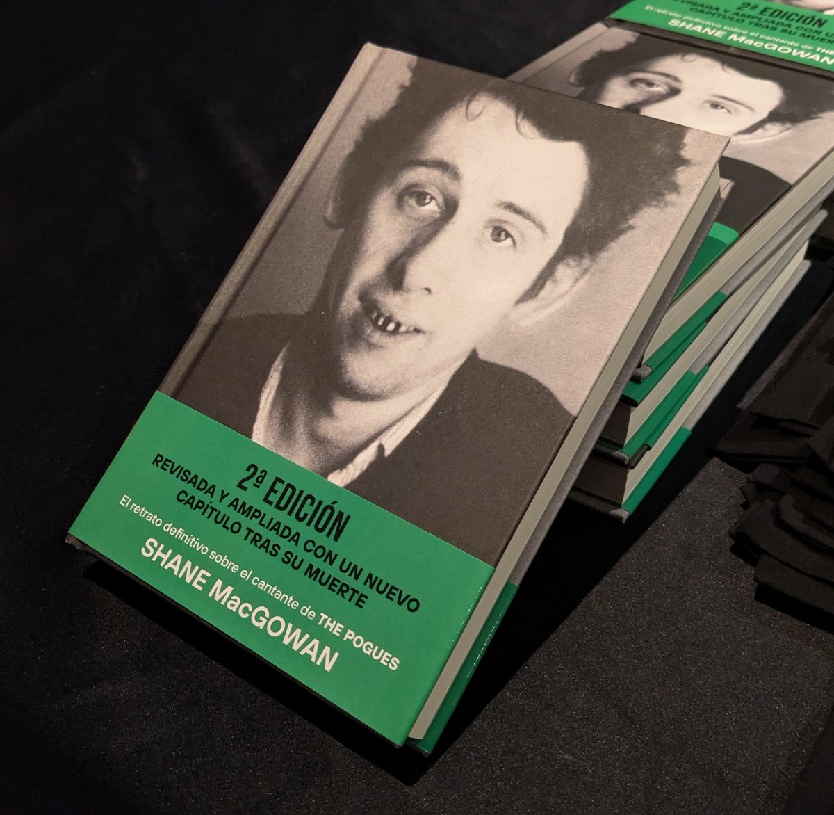 Avui i demà també podreu comprar al concert l'última edició de la biografia de Shane MacGowan: "A furious devotion" de <a href="/RichardBalls/">Richard Balls</a>.