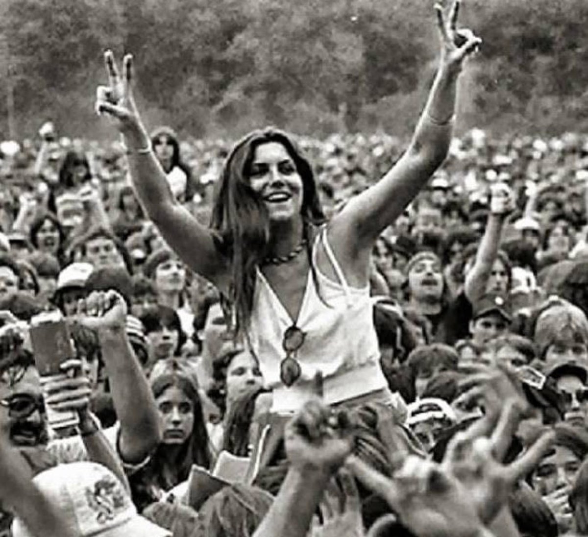 Kızlarım, oğullarım var gelecekte. 
Her biri vazgeçilmez cihan parçası. 
Kaç bin yıllık hasretimin goncası.
Gözlerinden, gözlerinden öperim.
Bir umudum sende, anlıyor musun...?

Ahmed Arif