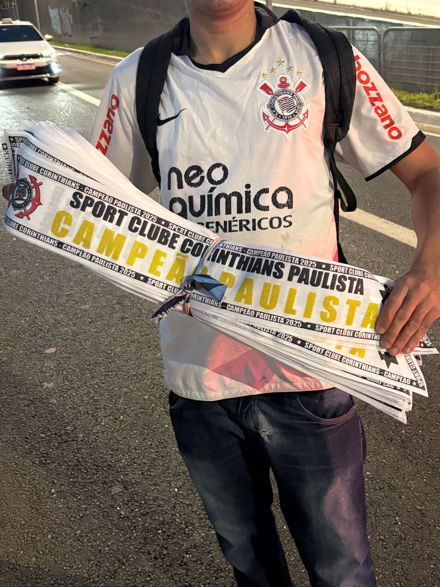 Confiança? Ambulantes já vendem faixa de campeão por R$ 30, antes da final entre Corinthians e Palmeiras pelo Paulistão. Prática é comum antes de jogos decisivos. 

(Por Raul Godoy, na Neo Química Arena)