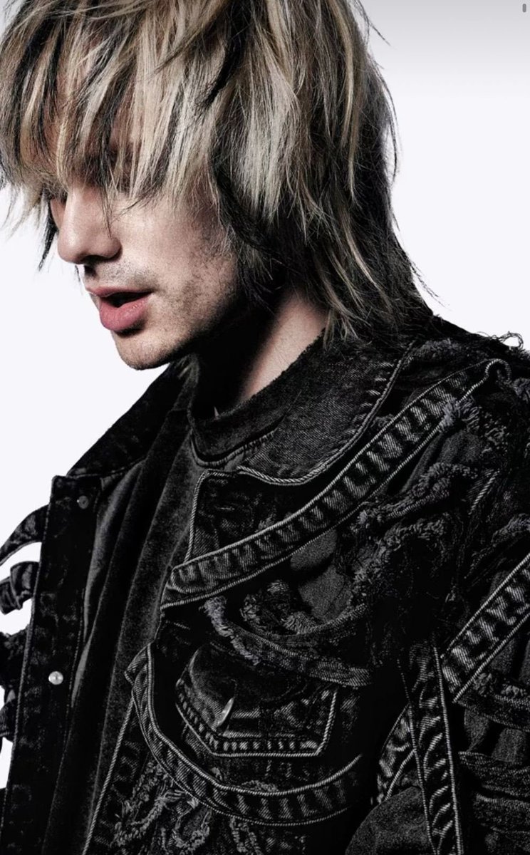 ◜📢◞ #INFOSOS — Otra nueva foto promocional de #MichaelClifford para su primer álbum en solitario #Sidequest y su primer sencillo principal #Cool 🩷

ffm.to/amicoolenough