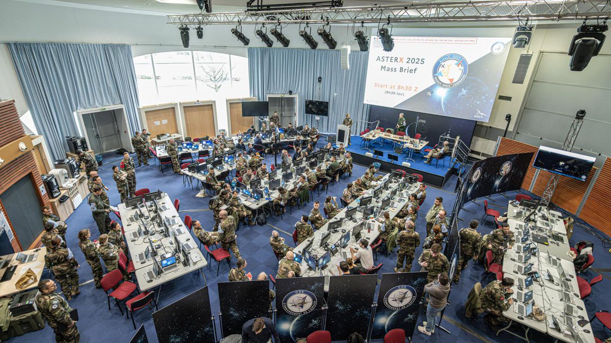 Thomas Pesquet (@thom_astro) on Twitter photo ๐ฐ๏ธ Si jโai rejoint lโ<a href="/Armee_de_lair/">Armรฉe de l'Air et de l'Espace</a> et de lโEspace en parallรจle de mes activitรฉs dโastronaute, cโest parce quโelle opรจre de 0 ร  36 000 km dโaltitude. Et dรฉfendre le sol commence par dรฉfendre lโespaceโฆ
๐ Et pour dรฉfendre le sol, il faut d'abord dรฉfendre l'espace... ร cette fin, ๐ฐ๏ธ Si jโai rejoint lโ<a href="/Armee_de_lair/">Armรฉe de l'Air et de l'Espace</a> et de lโEspace en parallรจle de mes activitรฉs dโastronaute, cโest parce quโelle opรจre de 0 ร  36 000 km dโaltitude. Et dรฉfendre le sol commence par dรฉfendre lโespaceโฆ
๐ Et pour dรฉfendre le sol, il faut d'abord dรฉfendre l'espace... ร cette fin,