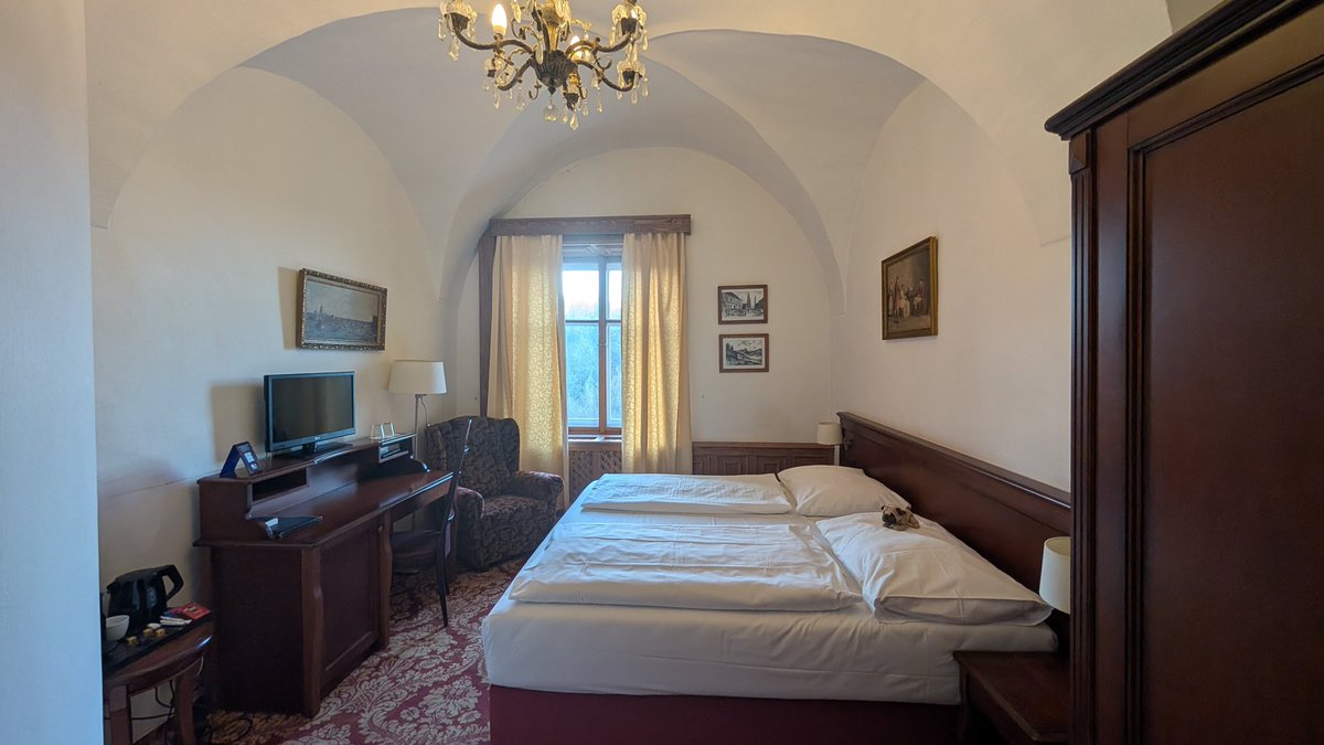 musyokutabi's tweet image. 今日はなんと古城ホテルに泊まってます！！

って書くのが自分でも信じられないくらい現実感が無いです。
これは夢なのか！？
#チェコ
#フルバー・スカーラ
#チェコへ行こう