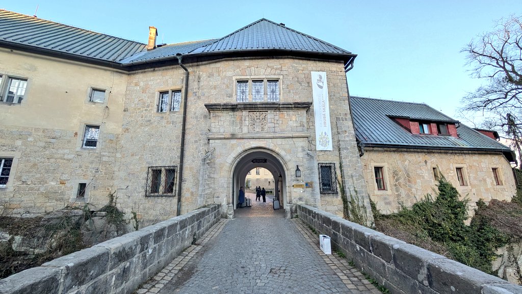 musyokutabi's tweet image. 今日はなんと古城ホテルに泊まってます！！

って書くのが自分でも信じられないくらい現実感が無いです。
これは夢なのか！？
#チェコ
#フルバー・スカーラ
#チェコへ行こう