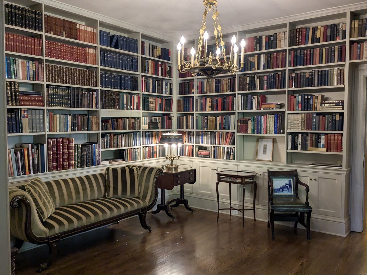 It’s #NationalLibraryMonth 📚 The Gov.’s Mansion Foundation offers tours on April 2 &amp; 9. These free tours include a step into the private library that holds 1500 books about Washington history. Book now at loom.ly/znCthGQ 🌟
#CapitolCampus #WAleg #NationalLibraryMonth