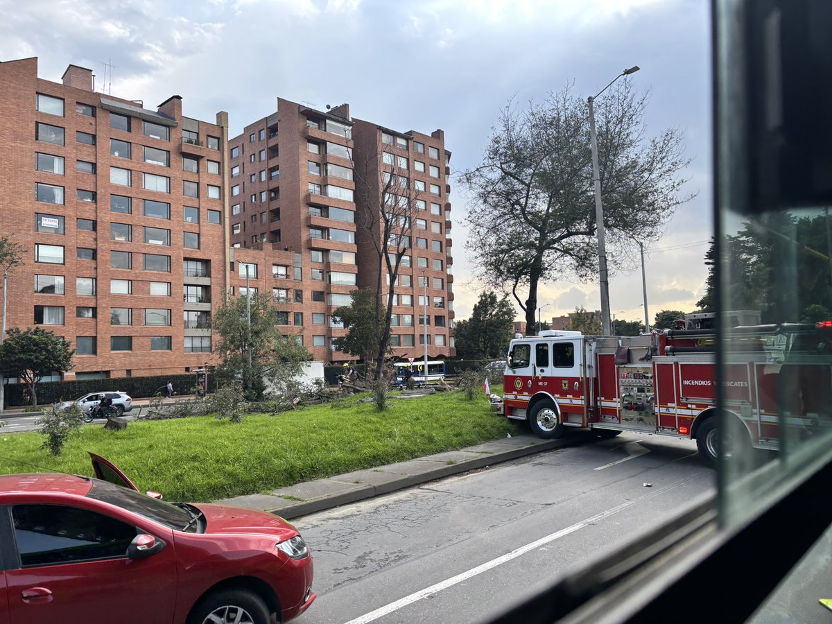 nijohama's tweet photo. @BomberosBogota @SectorMovilidad @Bogota es realmente necesario atravesar toda la máquina en la 127 para realizar esta actividad? Creo que abusan de su autoridad y están generando un gran impacto para todos los que estamos transitando por ese sector de Bogotá https://t.co/7IYRb5jMQO