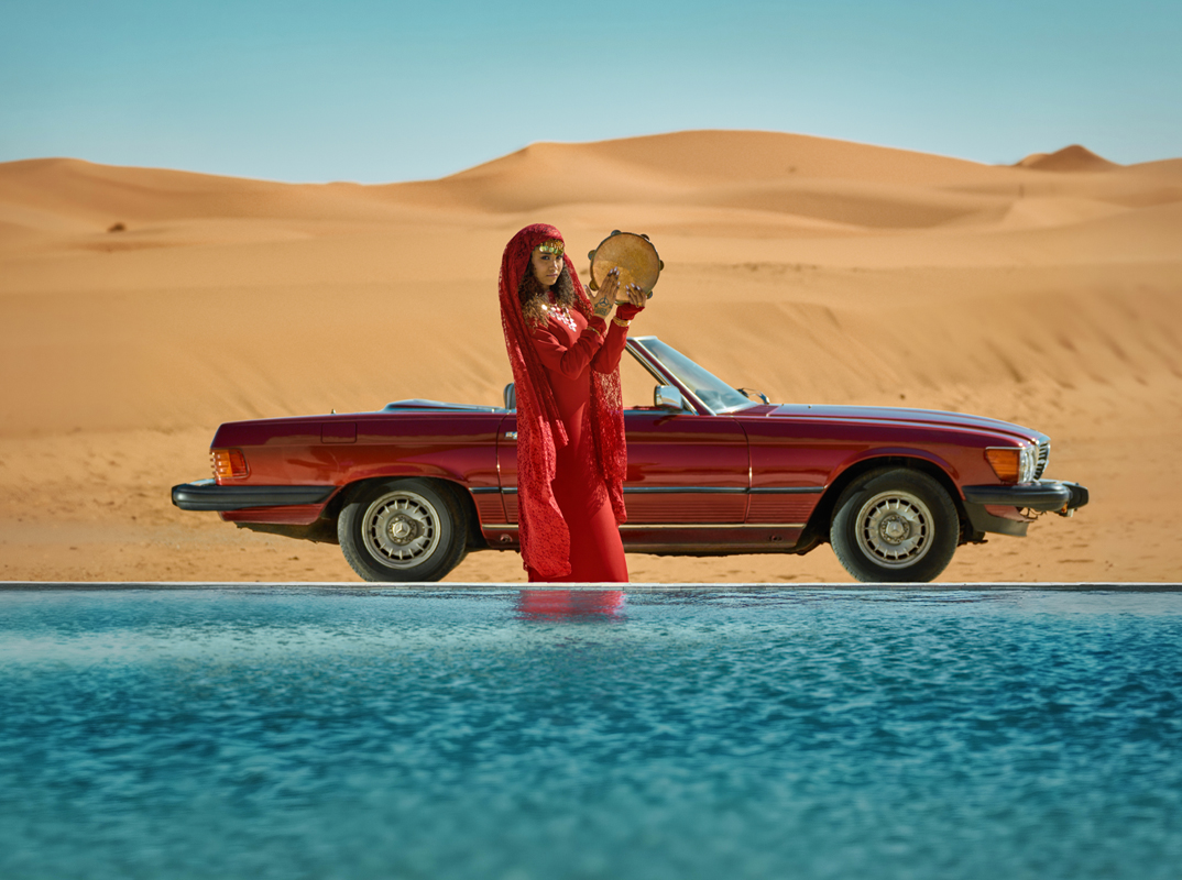 MercedesBenzKSA's tweet photo. الأناقة الكلاسيكية وجذور ثقافتنا الغنية. تفضلوا معنا في رحلة من الجمال عبر الصحراء.

شاهد الفيديو الكامل 
https://t.co/OPiyC7b5DK

#مرسيدس_بنز_السعودية #MercedesBenzKSA #380SL #Ramadan https://t.co/kYJBeeTtDo