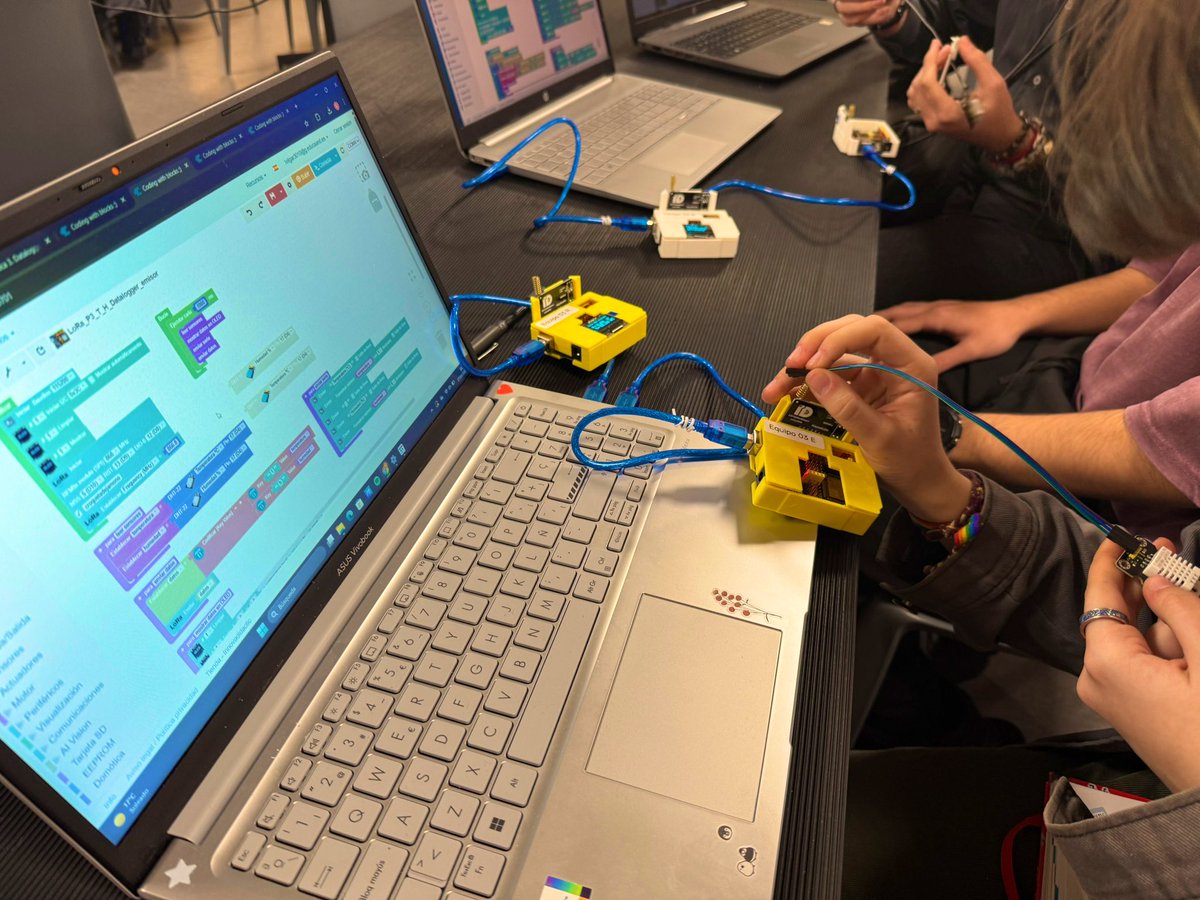 Cacharreo del bueno en el #OpenLAB del <a href="/ParqueCiencias/">Parque De las Ciencias</a> con el taller de comunicaciones #LoRA con #ESP32STEAMakers y <a href="/arduinoblocks/">arduinoblocks</a> No tenemos palabras de agradecimiento <a href="/pedroruizf/">pedroruizf</a>