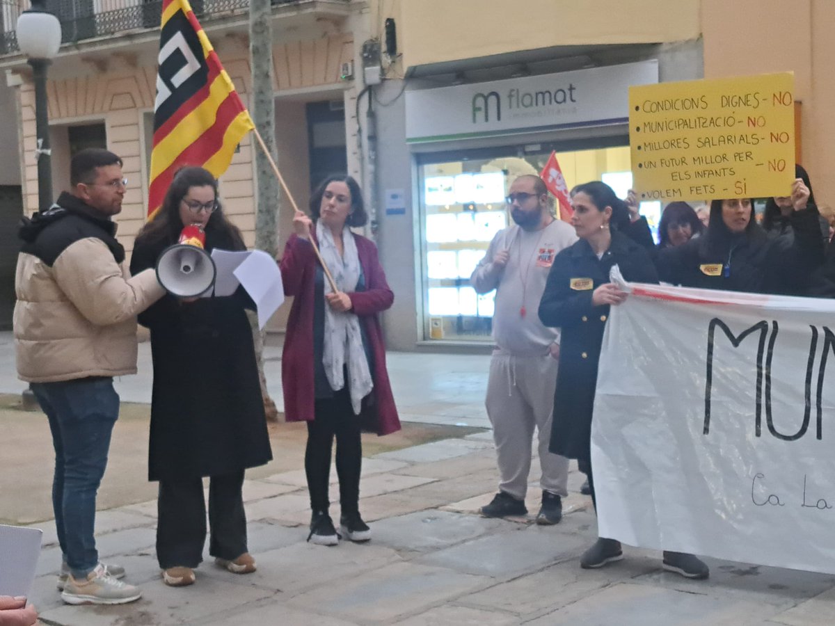 Avui <a href="/JovesCCOO/">Acció Jove - Joves CCOO Catalunya</a> hem estat a peu del conflicte🔥 amb treballadores escoles bresol municipals de Blanes davant l'incumpliment del <a href="/Blanes_cat/">Ajuntament de Blanes</a> en la municipalització  i per unes condicions dignes.

Estém parlant de condicions pessimes soportades especialment per dones i joves.