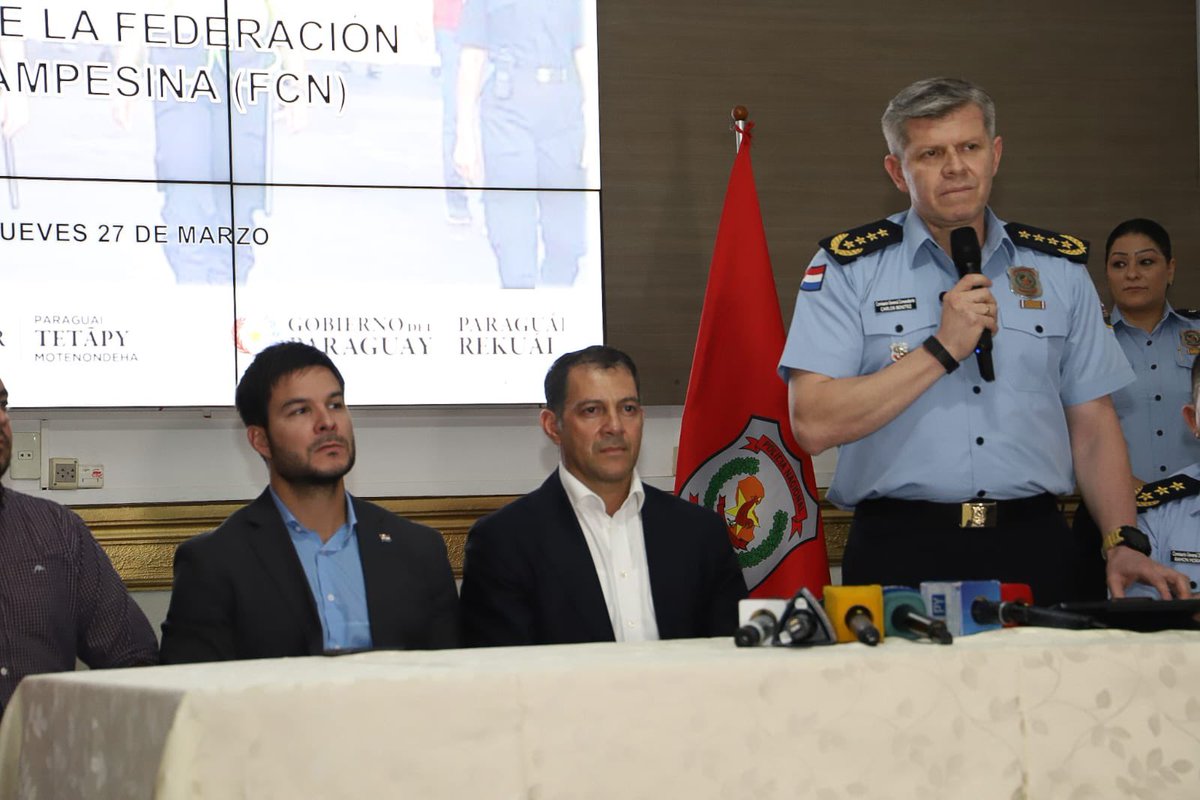 CarlosGimnezGo1's tweet image. Acompañé al Comandante de la @policia_py Crio Carlos Benítez, en la evaluación de la marcha campesina. 
Desde el Gobierno del Pte @SantiPenap reafirmamos nuestro compromiso con el fortalecimiento del sector productivo, fundamental para el desarrollo económico y alimenticio del 🇵🇾