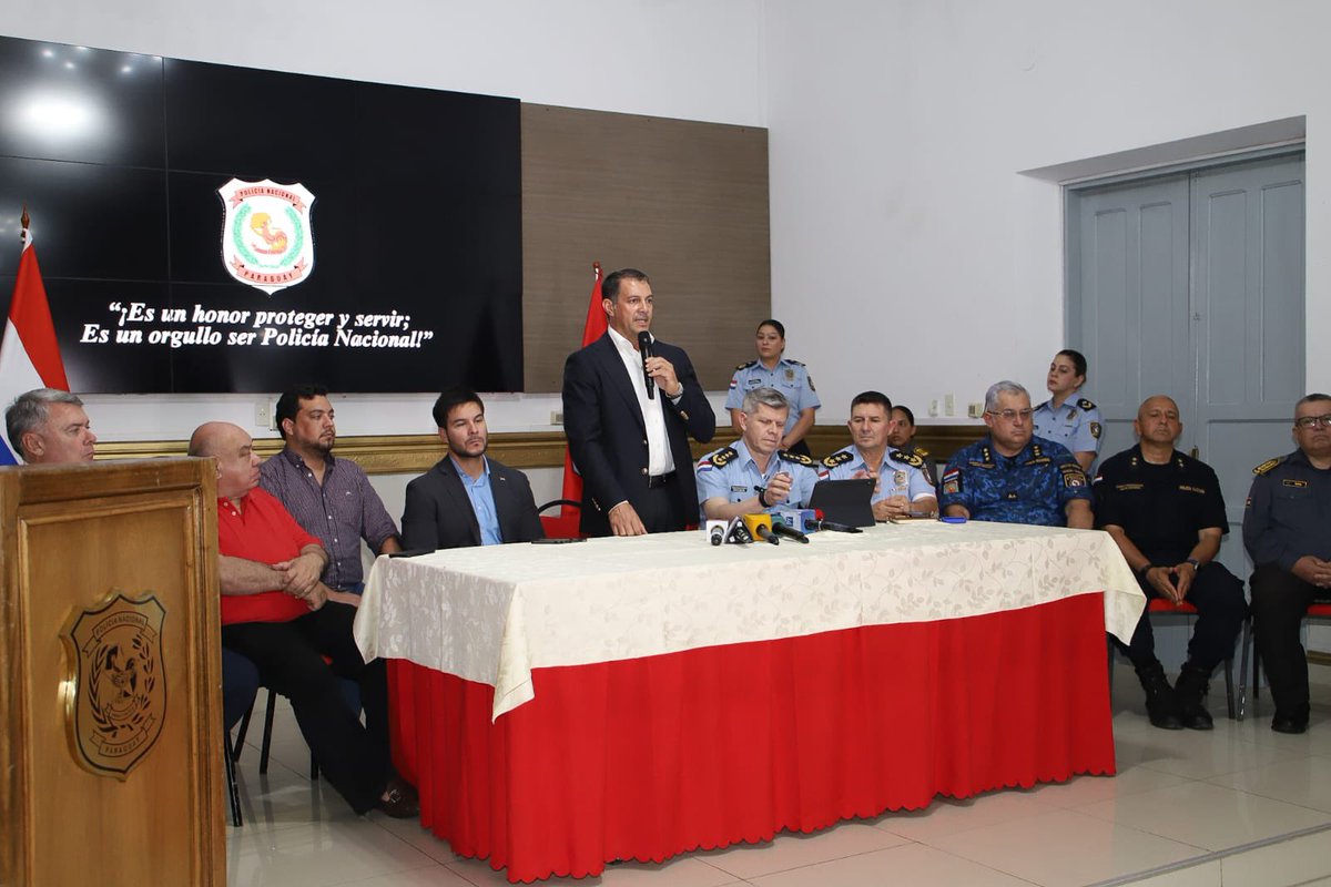 CarlosGimnezGo1's tweet image. Acompañé al Comandante de la @policia_py Crio Carlos Benítez, en la evaluación de la marcha campesina. 
Desde el Gobierno del Pte @SantiPenap reafirmamos nuestro compromiso con el fortalecimiento del sector productivo, fundamental para el desarrollo económico y alimenticio del 🇵🇾